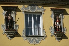 Figuren auf der Fassade des Gebäudes, Krone Berkheim